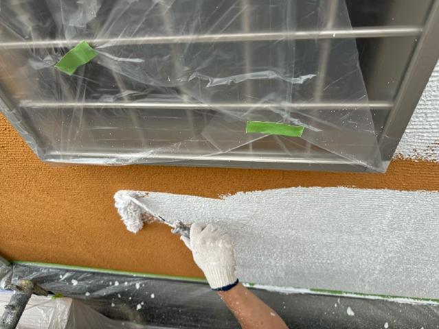 外壁の1回目の下塗り