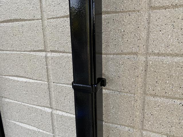 他の付帯部と黒で揃えた樋