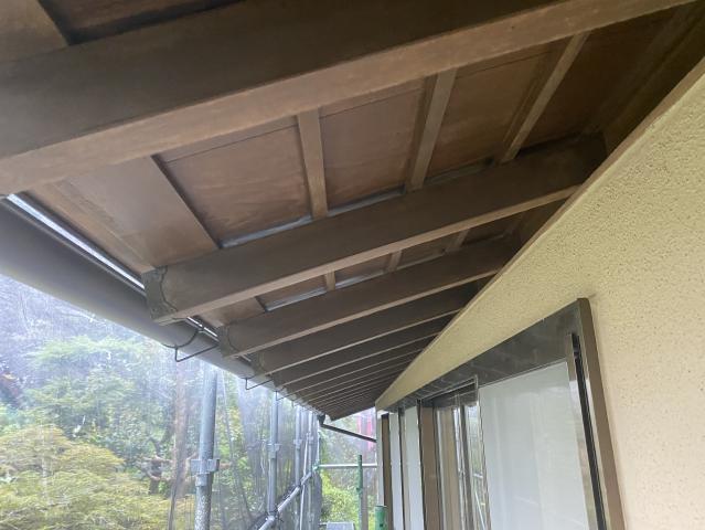 浸透性防腐剤を塗布した軒天の仕上がり