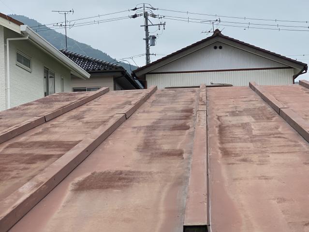 色あせが見られた車庫の屋根