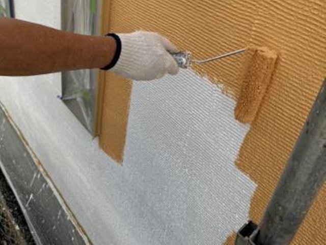施工前の色味に合わせた外壁の1回目の上塗り