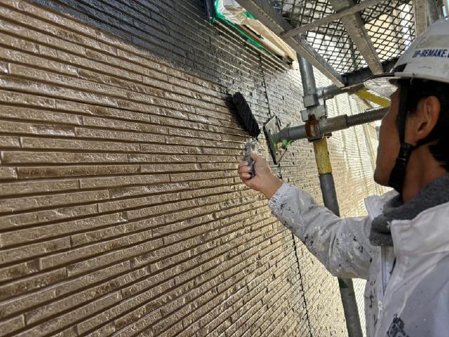 黒系で仕上げる外壁アクセント面の1回目の上塗り