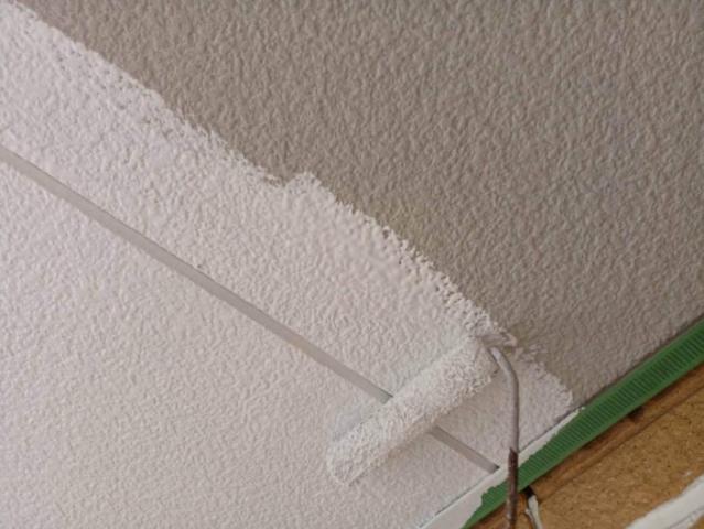 軒天の1回目の上塗り