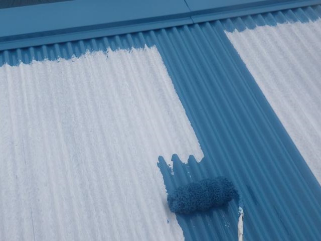 白から水色に塗り替える物置の屋根