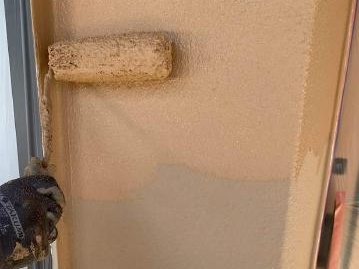 マットに仕上げた外壁の2回目の上塗り