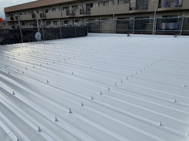 ボルトキャップを設置した施工後の屋根