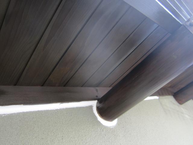 こげ茶色で仕上げた軒天の2回目の上塗り