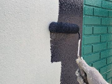 水色だった外壁部分を濃紺に塗装しています