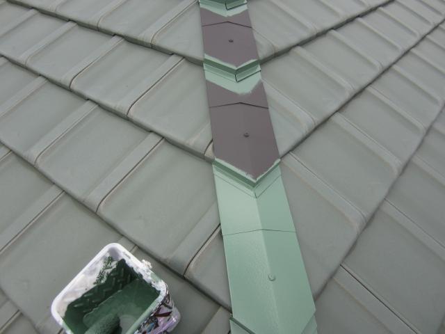 屋根棟板金の1回目の上塗り