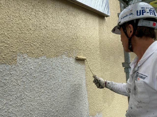 外壁の1回目の上塗り