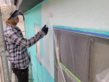 外壁の1回目の下塗り