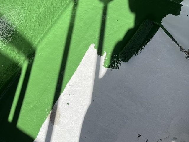 下塗り後に緑で塗装するベランダ