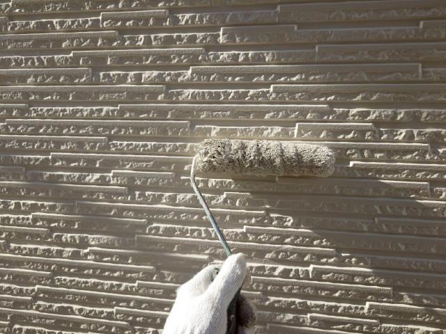 外壁の1回目の上塗り。着色部分は施工前に近い色で仕上げます