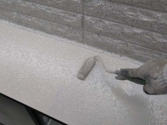 出窓の2回目の上塗り