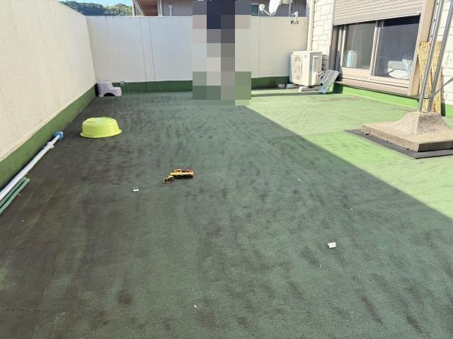 色あせや汚れが見られた施工前のベランダ