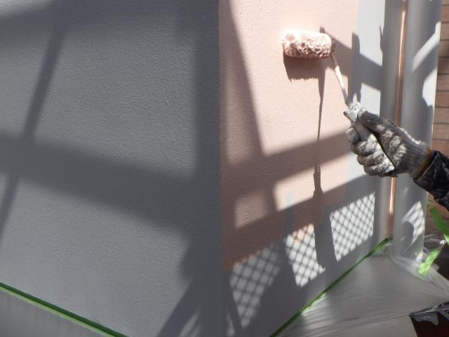 ベランダ部分を元と同じピンク系で塗装しています