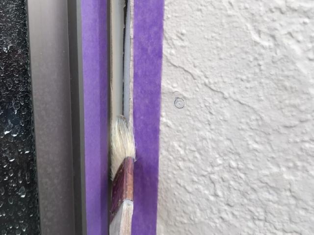 シーリング施工のためにプライマーを塗布します