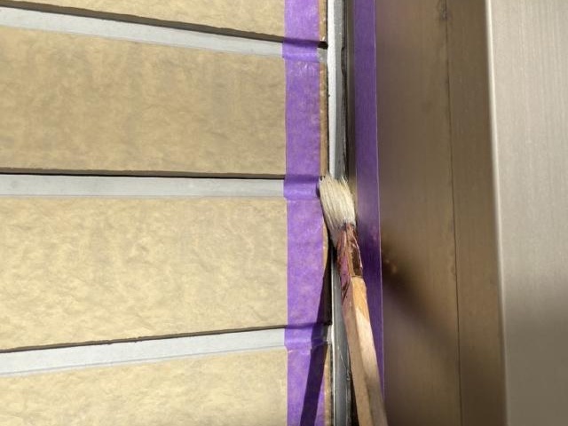 シーリング施工のためにプライマーを塗布します
