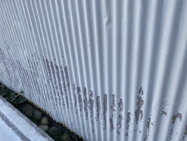 下部の塗装がはがれていた物置の外壁