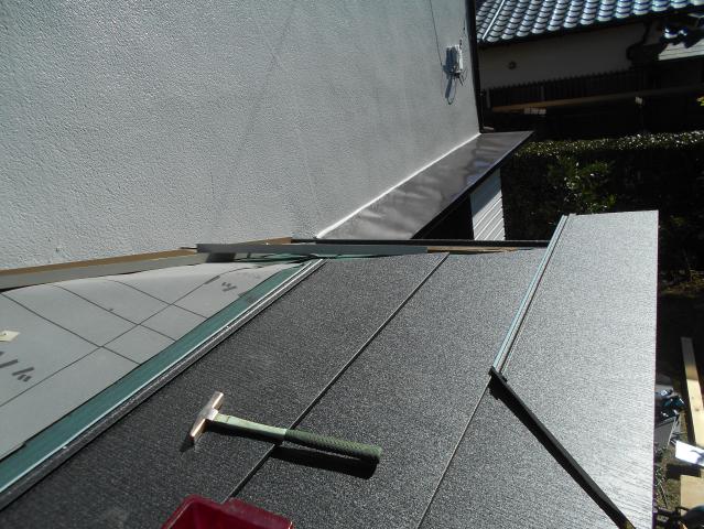 一部カバー施工で新しい屋根材を設置しています