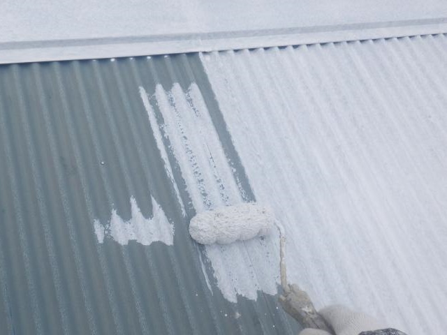 物置屋根の下塗り