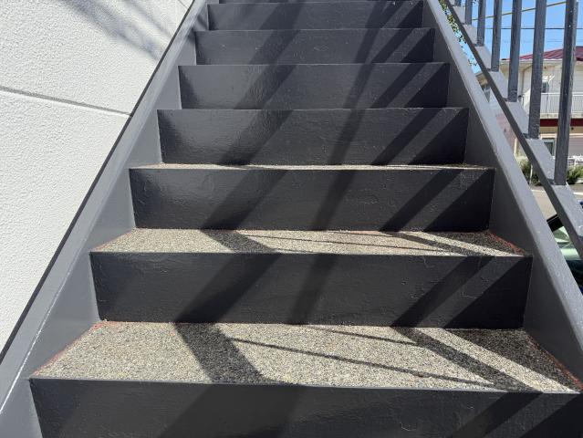 塗り替え後の階段鉄部