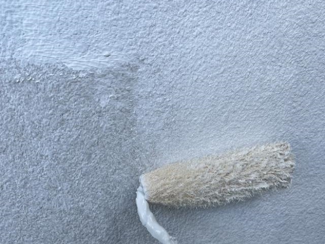 外壁の2回目の下塗り