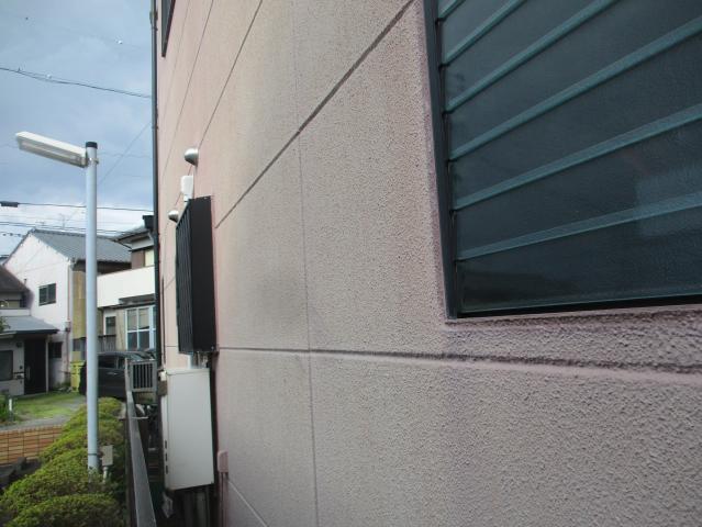 日陰部分に苔の汚れが見られた外壁
