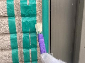 シーリング施工のためにプライマーを塗布します