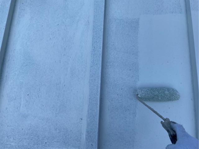 屋根の2回目の下塗り
