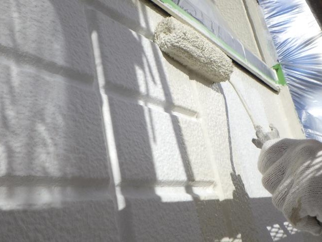 白系で仕上げる外壁の1回目の上塗り