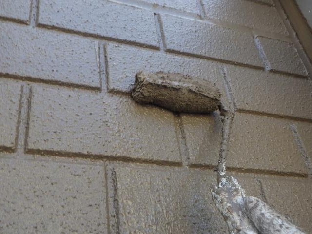 1階の外壁の2回目の上塗り