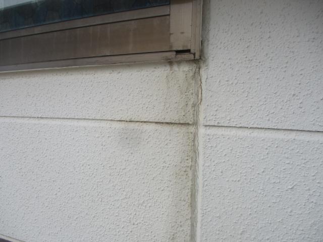 施工前の外壁。サッシ角まわりにひび割れと雨染みが見られました