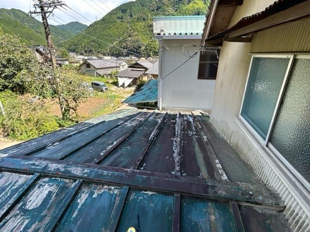 錆が目立っていた施工前の緑色の屋根