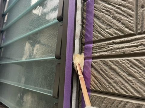 シーリング施工のためにプライマーを塗布します