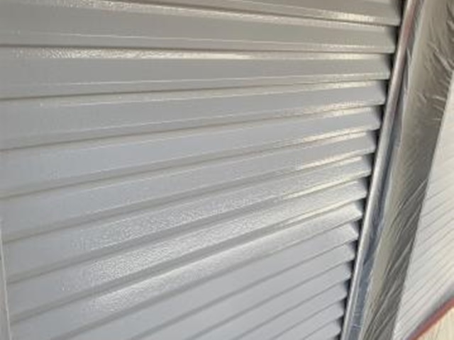 施工前に近い色で塗装する雨戸