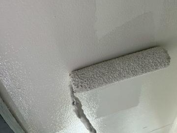 下地を補修してから軒天を塗装します