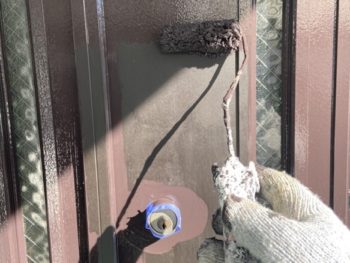 玄関ドアへの錆止めの塗布