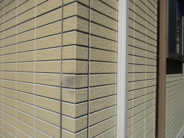 色あせとシーリングの傷みが見られた施工前の外壁