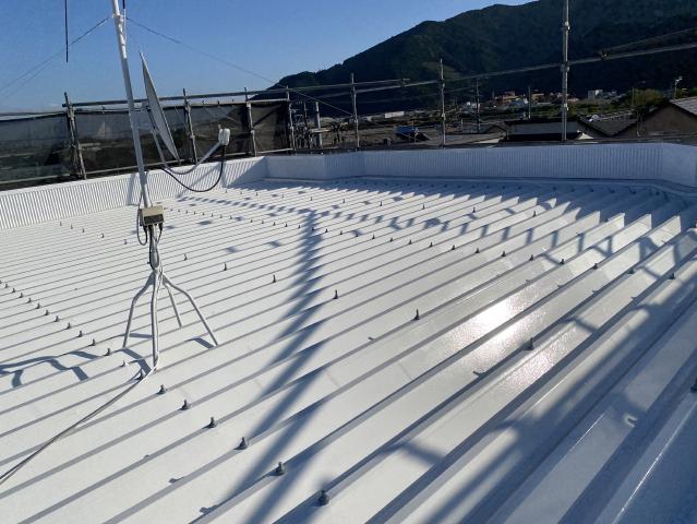 白に近いグレーで仕上げた屋根