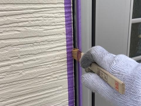 シーリング施工のためにプライマーを塗布します