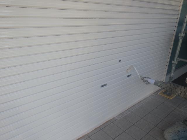 施工前と同じ白で塗装するシャッター
