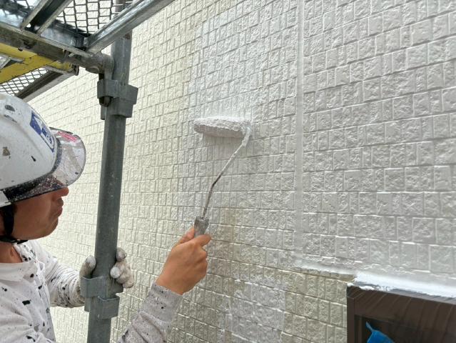 外壁の1回目の下塗り