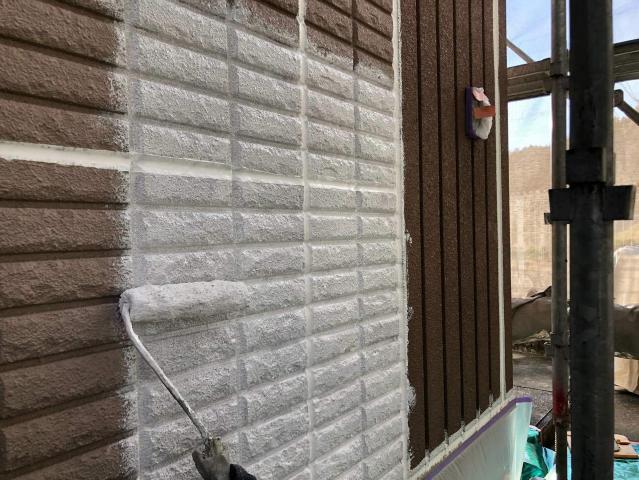 外壁の1回目の下塗り