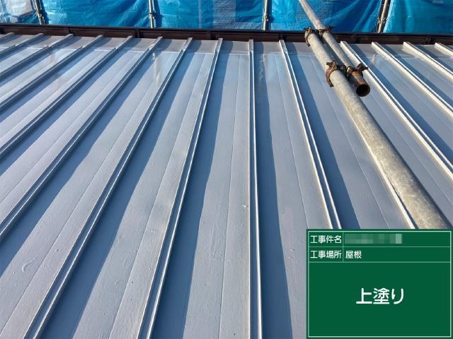 屋根の仕上げの上塗り