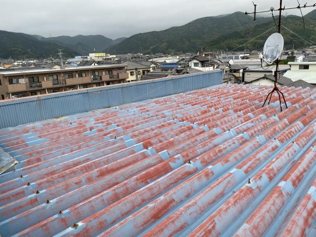 塗装がはがれ、赤い下地が見えていた屋根
