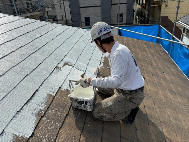 屋根の1回目の下塗り