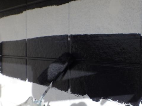 外壁の1回目の上塗り。黒で塗装します