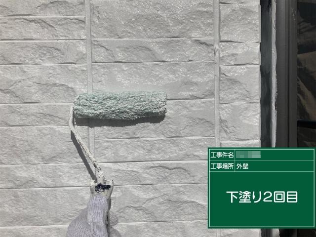外壁の2回目の下塗り