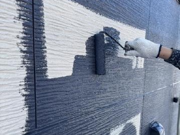 濃グレー系で塗装する外壁のメイン部分